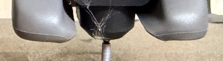 糸引きやノズルが当たって倒れるリスクがある