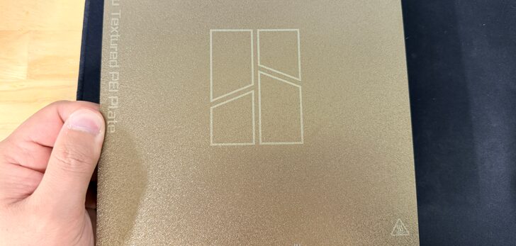 セットや取り外しの際は端を持つ